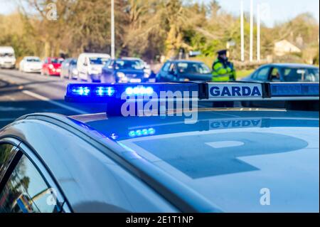 Ballinascarthy, West Cork, Irlande. 9 janvier 2021. Gardaï homme un point de contrôle à Ballinascarthy aujourd'hui dans le cadre de l'opération Fanacht. Le point de contrôle a entraîné des ralentisses du trafic. Crédit : AG News/Alay Live News Banque D'Images