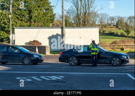 Ballinascarthy, West Cork, Irlande. 9 janvier 2021. Gardaï homme un point de contrôle à Ballinascarthy aujourd'hui dans le cadre de l'opération Fanacht. Le point de contrôle a entraîné des ralentisses du trafic. Crédit : AG News/Alay Live News Banque D'Images