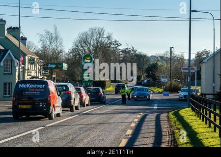 Ballinascarthy, West Cork, Irlande. 9 janvier 2021. Gardai est un point de contrôle à Innishannon aujourd'hui dans le cadre de l'opération Fanacht. Le point de contrôle a entraîné des ralentisses du trafic. Crédit : AG News/Alay Live News Banque D'Images