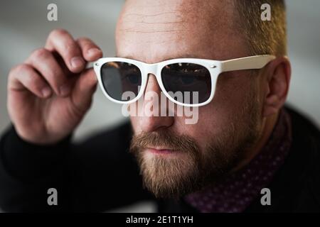 Portrait d'homme barbu. Guy barbu dans des lunettes de soleil. Gros plan de jolies lunettes de soleil à barbe Banque D'Images