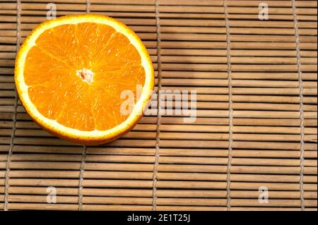 Frais, juteux, orange sur fond de bois clair. Banque D'Images