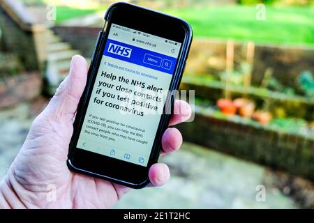 Londres, Royaume-Uni, janvier 09 2021, téléphone portable ou smartphone montrant des conseils de santé publique du gouvernement dans le contrôle de la pandémie de coronavirus Covid-19 Banque D'Images
