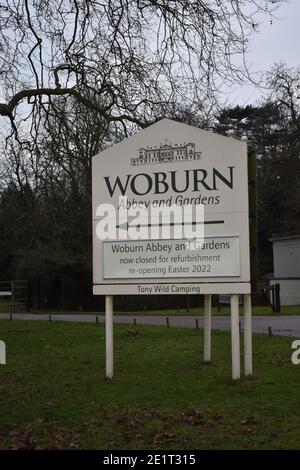 Panneau à l'entrée de l'abbaye de Woburn. Banque D'Images