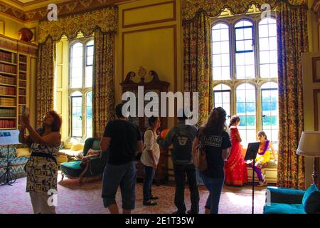 Magnifique intérieur du château de Leeds le beau jour d'été, les touristes appréciant The View, août 2016, Royaume-Uni Banque D'Images