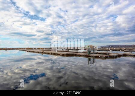 Une vue grand angle sur un jour nuageux de la Port de plaisance de North Bay en Ontario Canada Banque D'Images