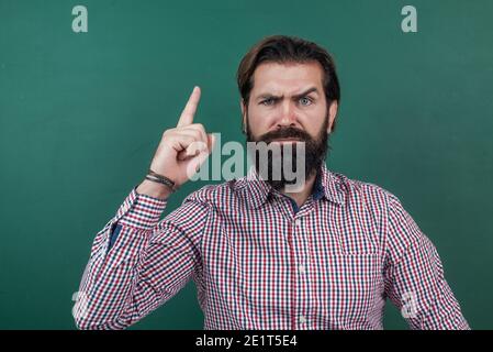 brutal non shaven guy professeur d'université au tableau de surveillance, inspiration. Banque D'Images