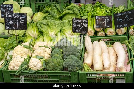 Brocoli, chou-fleur et radis à vendre sur un marché Banque D'Images