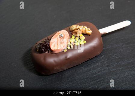 Gâteau au chocolat avec noix et fruits secs. Le concept de bonbons sains Banque D'Images