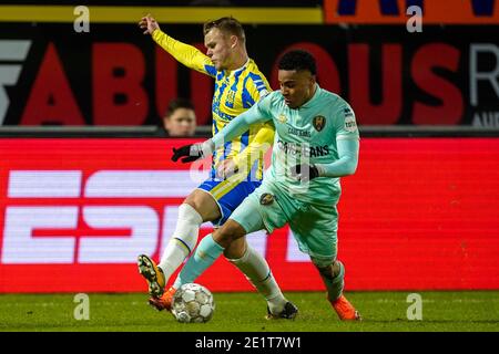 WAALWIJK, PAYS-BAS - JANVIER 9 : Lennerd Daneels de RKC Waalwijk, Vicente Besuijen de l'ADO Den Haag lors du match entre le RKC Waalwijk et l'ADO Den Haag au stade Mandemakers, le 9 janvier 2021 à Waalwijk, pays-Bas (photo de Geert van Erven/Bven Orange Picyamy News) Banque D'Images