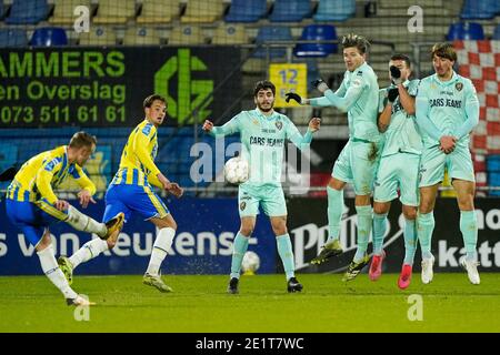 WAALWIJK, PAYS-BAS - JANVIER 9: Coup de pied gratuit par Lennerd Daneels de RKC Waalwijk, Michiel Kramer de l'ADO Den Haag lors du match néerlandais Eredivisiie entre RKC Waalwijk et ADO Den Haag au stade Mandemakers, le 9 janvier 2021 à Waalwijk, pays-Bas (photo par Geturesvisie van Erenkert Van Agyert) Actualités en direct Alven ligne/Picyert Banque D'Images
