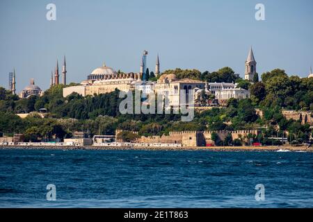 Vue depuis la côte de Sarayburu, la péninsule historique et les dômes du palais de Topkapi à Istanbul Banque D'Images