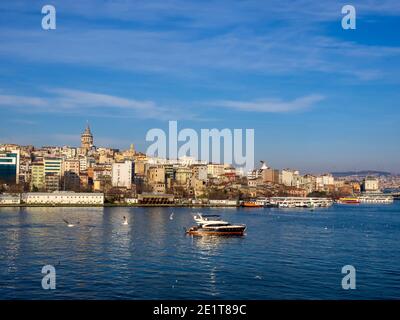 Vue sur Karakoy, la Tour de Galata et la Corne d'Or depuis la côte d'Eminonu à Istanbul, Turquie Banque D'Images