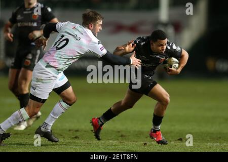 Newport, Royaume-Uni. 09e janvier 2021. Ashton Hewitt des Dragons passe devant Stephen Myler des Ospreys. Guinness Pro14 Rugby, Dragons v Osprey Rugby à Rodney Parade Newport le samedi 9 janvier 2021. photo par Andrew Orchard/Andrew Orchard sports photographie/Alamy Live News crédit: Andrew Orchard sports photographie/Alamy Live News Banque D'Images