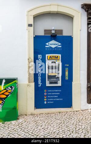 Un distributeur automatique de billets Euronet dans une ancienne porte à l'extérieur Dans le centre ville de Silves, l'Algarve Portugal Banque D'Images