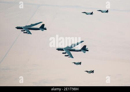 Arabie Saoudite, Arabie Saoudite. 07 janvier 2021. Les bombardiers stratégiques B-52 de la Force aérienne américaine StratoFortress sont escortés par les combattants F-15S/A de la Force aérienne royale saoudienne, à droite, et F-16 de la Force aérienne américaine, qui combattent les faucons lorsqu'ils survolent l'espace aérien saoudien le 7 janvier 2021 en Arabie Saoudite. Le bombardier et l'escorte sont des missions de démonstration de force en tant que message à l'Iran. Credit: Planetpix/Alamy Live News Banque D'Images