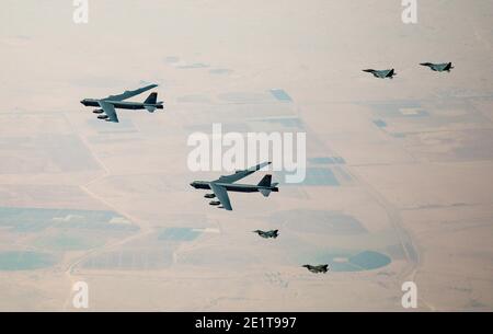 Arabie Saoudite, Arabie Saoudite. 09e janvier 2021. Les bombardiers stratégiques B-52 de la Force aérienne américaine StratoFortress sont escortés par les combattants F-15S/A de la Force aérienne royale saoudienne, à droite, et F-16 de la Force aérienne américaine, qui combattent les faucons lorsqu'ils survolent l'espace aérien saoudien le 7 janvier 2021 en Arabie Saoudite. Le bombardier et l'escorte sont des missions de démonstration de force en tant que message à l'Iran. Credit: Planetpix/Alamy Live News Banque D'Images