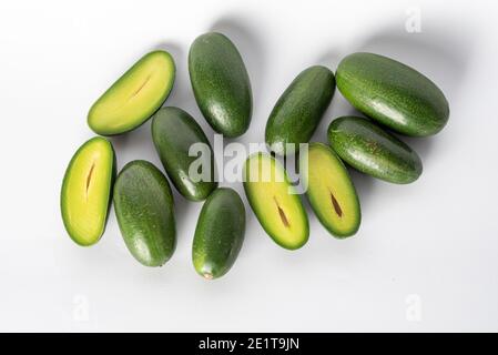 Les avocats à cocktail sont des avocats en-cas sans pierre à la texture crémeuse et douce et à la peau comestible. Banque D'Images