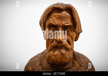 Le Musée russe d'État. Buste en bois d'un vieil homme barbu sur fond blanc Banque D'Images