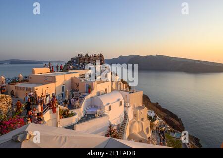 Santorini, Grèce - 17 septembre 2020 : célèbre attraction touristique, village d'Oia à Santorini au coucher du soleil. Banque D'Images