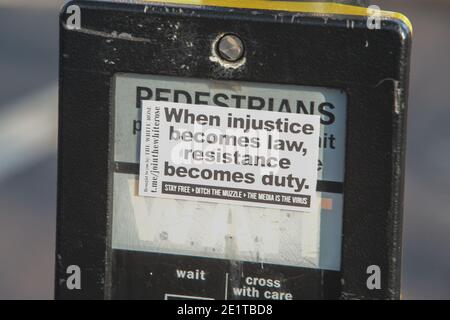 Londres 09 Jan 2021 la littérature anti Lockdown était exposée Tout autour de Clapham Common où une protestation anti-verrouillage a pris placer la terminaison avec douze arrêts pour la rupture anti-covid -19 Règlements.Paul Quezada-Neiman/Alamy Live News Banque D'Images