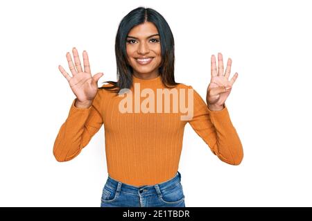 Jeune femme transsexuelle transgenre latine portant des vêtements décontractés montrant et pointant vers le haut avec les doigts numéro neuf tout en souriant confiant et heureux. Banque D'Images
