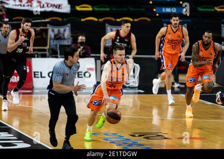 Bilbao, pays basque, ESPAGNE. 9 janvier 2021. MARTIN HERMANNSSON (24) de Valencia basket court avec le ballon pendant le jeu de la semaine 19 de la Ligue ACB entre Retabet Bilbao basket et Valencia basket Club à Bilbao Arena crédit: EDU Del Fresno/ZUMA Wire/Alamy Live News Banque D'Images