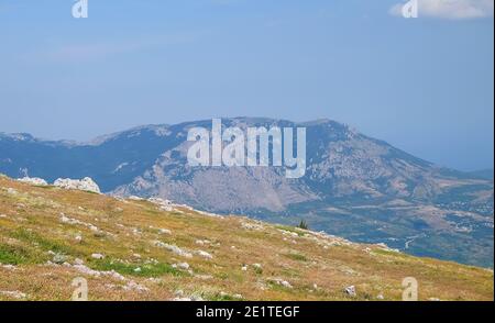 Vue sur la chaîne de montagnes de Demerdzhi depuis le plateau supérieur de Chatyr-Dag en Crimée. Banque D'Images