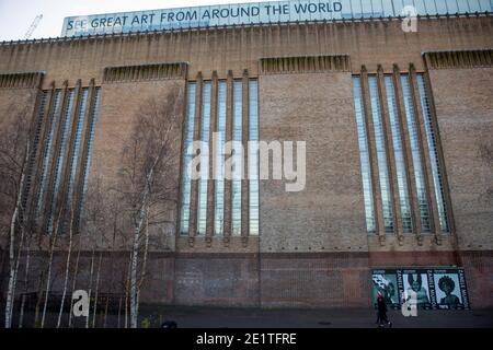 Londres, Royaume-Uni. 9 janvier 2021. Un couple passe devant le Tate Modern Bankside. Crédit : Pietro Recchia/SOPA Images/ZUMA Wire/Alay Live News Banque D'Images