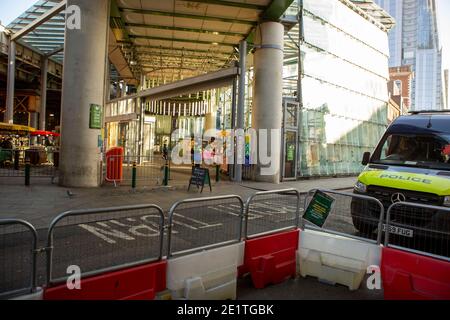 Londres, Royaume-Uni. 9 janvier 2021. Vue sur un marché borough semi-déserté avec les officiers de sécurité et la camionnette de police garés. Crédit : Pietro Recchia/SOPA Images/ZUMA Wire/Alay Live News Banque D'Images