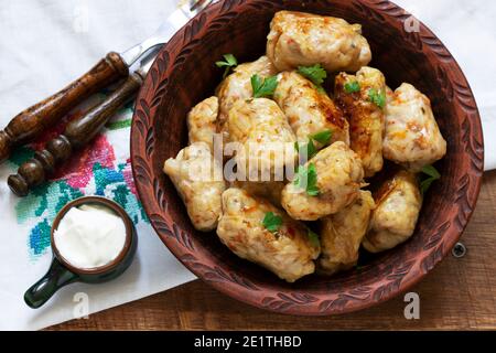 Petits pains au chou, un plat traditionnel de cuisine moldave et roumaine. Banque D'Images