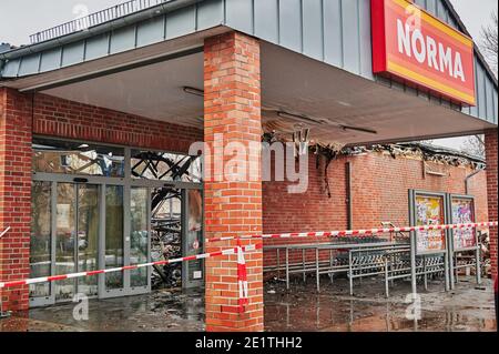 Berlin, Allemagne - 1er janvier 2021: Photo avec les détails d'un supermarché qui a brûlé à la Saint-Sylvestre. Banque D'Images