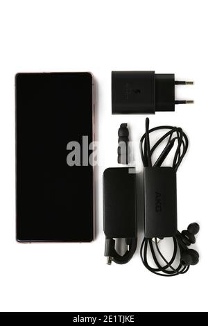 Surgut, Khanty-Mansiyskiy avtonomnyy okrug, Russie - 27 décembre 2020: Samsung Galaxy Note 20 smartphone bronze. Kit complet un chargeur d'alimentation de téléphone portable casque filaire câble USB de type C. Banque D'Images