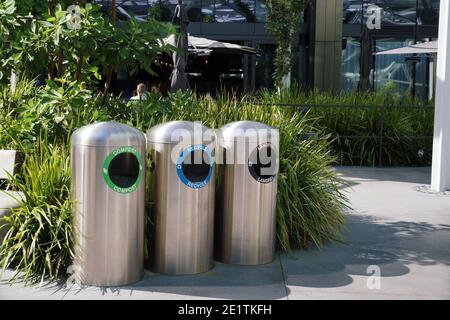 Conteneurs accessibles au public dans un espace urbain. Collecte sélective des déchets. Banque D'Images