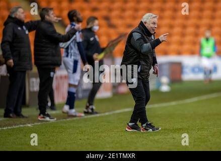 Bloomfield Road, Blackpool, Lancashire, Royaume-Uni. 9 janvier 2021. English FA Cup football, Blackpool versus West Bromwich Albion; Sammy Lee se met sur le terrain pour faire son point à ses joueurs crédit: Action plus Sports/Alay Live News Banque D'Images