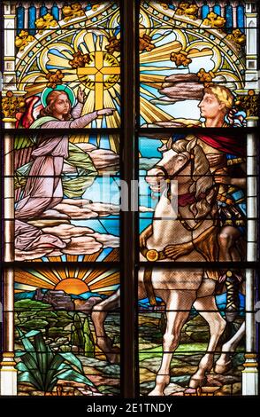 VIENNE, AUSTIRA - 22 OCTOBRE 2020 : le rêve de césar Constaniene (en hoc signo vinces) sur le vitrail dans la Laurentiuskirche Banque D'Images