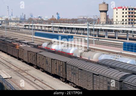 Camion-citerne et wagons sur un chemin de fer dans la ville de Zhaodong chine, un jour ensoleillé dans la province de heilongjiang. Banque D'Images