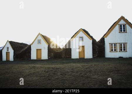 Vue panoramique sur les bâtiments historiques traditionnels de la maison de mousse de gazon blanc Musée Glaumbaer à Skagafjordur nord de l'Islande, Europe en paysage d'hiver Banque D'Images