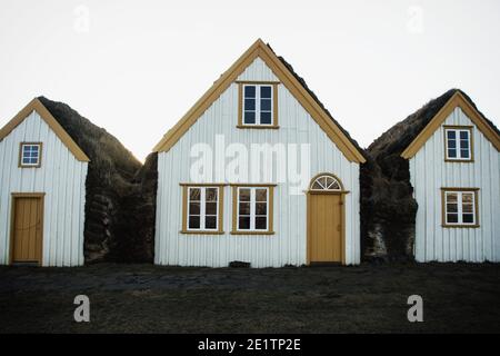 Vue panoramique sur les bâtiments historiques traditionnels de la maison de mousse de gazon blanc Musée Glaumbaer à Skagafjordur nord de l'Islande, Europe en paysage d'hiver Banque D'Images