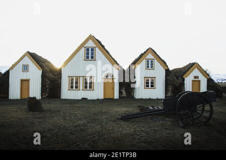 Vue panoramique sur les bâtiments historiques traditionnels de la maison de mousse de gazon blanc Musée Glaumbaer à Skagafjordur nord de l'Islande, Europe en paysage d'hiver Banque D'Images