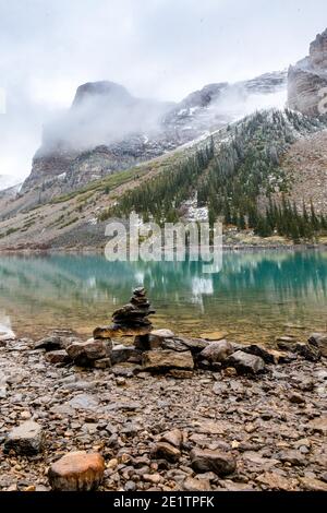 Gerbage en pierre, lac Moraine, parc national Banff, Canada Banque D'Images