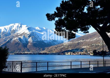 Photo de Monte Bregagno prise de la rive de Domaso sur le lac de Côme, avec ses maisons colorées sur la droite. Banque D'Images