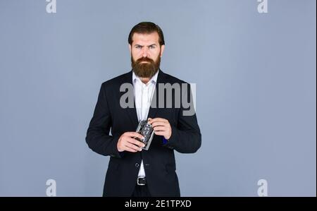 Flacon à la hanche pour whisky. Boutique de cadeaux vintage pour gentleman. Homme d'affaires brutal qui boit de l'alcool. Homme avec sa fiole de butin. Homme boit de l'alcool fort de la fiole de fer tout en se relaxant. Banque D'Images