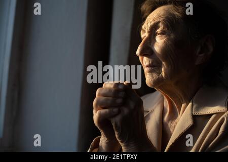 Portrait d'une vieille femme en prière Banque D'Images