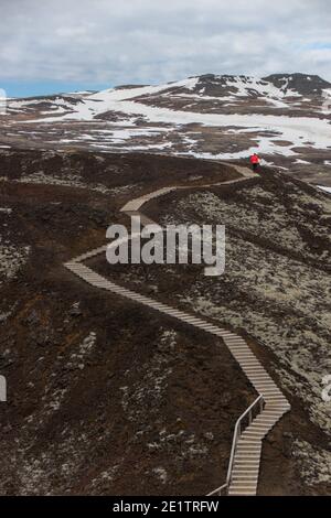 Tourisme debout sur escalier en bois escalier marches du volcan Grabrok Cratère de lave à Borgarfjordur en Europe occidentale de l'Islande Banque D'Images