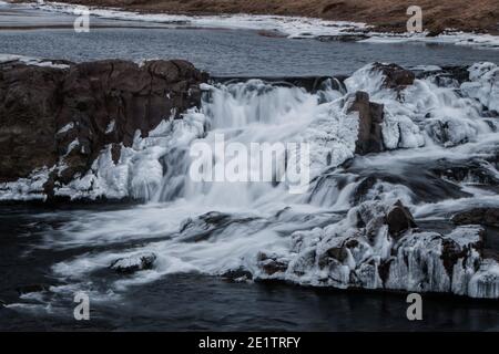 Panorama à longue exposition des cascades de la cascade de Glanni sur la Nordura Dans Borgarfjodur Borgarbyggd Bifrost Europe occidentale de l'Islande Banque D'Images
