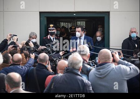 Matteo Salvini (C) vu interagir avec les journalistes.Matteo Salvini, ancien ministre de l'intérieur et chef du Parti de la Ligue, assiste à l'audience préliminaire à la salle des bunkers de la prison d'Ucciardone à Palerme, porte l'accusation d'enlèvement et de déchérissement de fonctions, Ayant refusé l’atterrissage du navire de sauvetage d’Open Arms, environ 150 personnes ont été à bord en août 2019. Selon la décision du tribunal, d’autres documents doivent être fournis, de sorte qu’un report aura lieu le 14 janvier et le 20 mars. À la suite de la décision du tribunal, les deux représentants de l'ONG espagnole Pro-Activa Open Banque D'Images