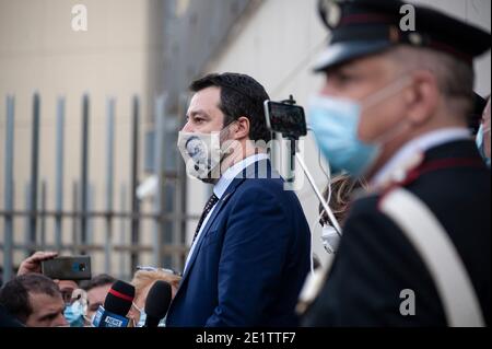 Matteo Salvini (C) vu à la fin de l'audience.Matteo Salvini, ancien ministre de l'intérieur et chef du Parti de la Ligue, assiste à l'audience préliminaire à la salle des bunkers de la prison d'Ucciardone à Palerme, porte l'accusation d'enlèvement et de déchérissement de fonctions, Ayant refusé l’atterrissage du navire de sauvetage d’Open Arms, environ 150 personnes ont été à bord en août 2019. Selon la décision du tribunal, d’autres documents doivent être fournis, de sorte qu’un report aura lieu le 14 janvier et le 20 mars. À la suite de la décision du tribunal, les deux représentants de l'ONG espagnole Pro-Activa Open Arms an Banque D'Images