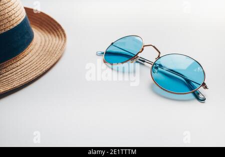 Chapeau d'été et lunettes de soleil bleues. L'été est idéal pour se détendre en saison chaude. Mer, sable et soleil. Banque D'Images
