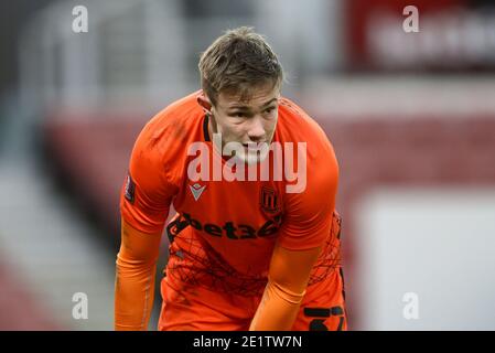 Stoke on Trent, Royaume-Uni. 09e janvier 2021. Joe Bursic, gardien de but de la ville de Stoke, regarde. The Emirates FA Cup 3e tour match, Stoke City v Leicester City au stade Bet365 à Stoke on Trent le samedi 9 janvier 2021. Cette image ne peut être utilisée qu'à des fins éditoriales. Utilisation éditoriale uniquement, licence requise pour une utilisation commerciale. Aucune utilisation dans les Paris, les jeux ou les publications d'un seul club/ligue/joueur.pic par Chris Stading/Andrew Orchard sports Photography/Alamy Live News crédit: Andrew Orchard sports Photography/Alamy Live News Banque D'Images