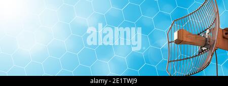 Antenne ajourée spéciale utilisée dans l'industrie des télécommunications, ainsi que dans les réseaux cellulaires et l'Internet sans fil. Technologie d'envoi et de réception numériques de paquets de données. Le soleil dans la lentille. Vue panoramique. Banque D'Images